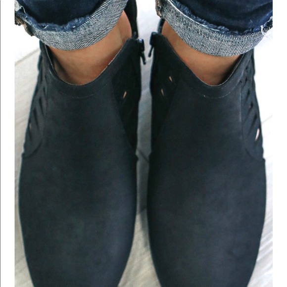 2 LEFT💕 black cutout booties low heel - Picture 6 of 6